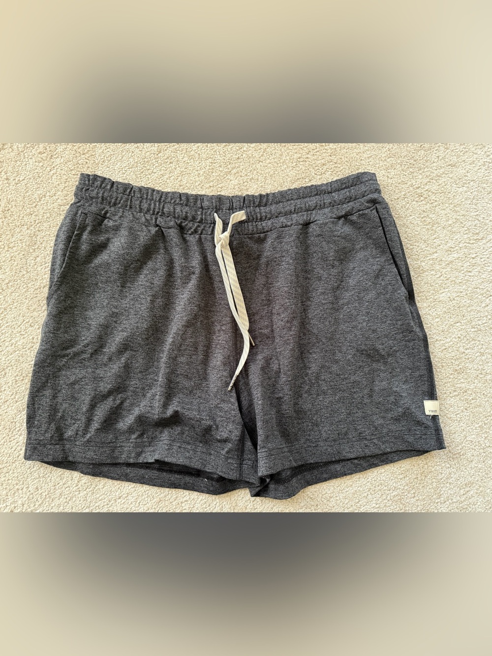 NWOT*Vuori Women‘s Halo Performance Short - size L - Heather Grey